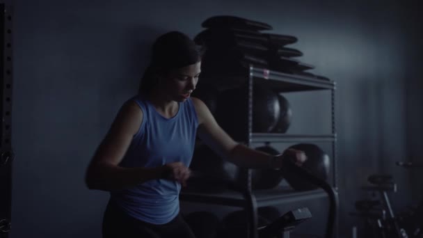 Jovem Fazendo Cross Fit Treinamento Ginásio Exercícios Bicicleta — Vídeo de Stock