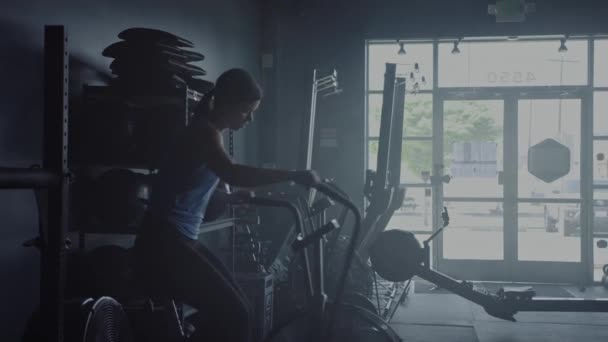 Mujer Joven Haciendo Entrenamiento Cross Fit Gimnasio Ejercicios Bicicleta — Vídeo de stock