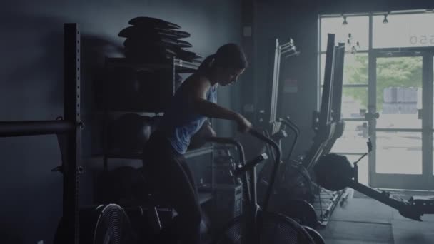 Молодая Женщина Делает Кросс Фитнес Тренировки Тренажерном Зале Велосипедные Упражнения — стоковое видео