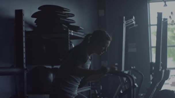 Молодая Женщина Делает Кросс Фитнес Тренировки Тренажерном Зале Велосипедные Упражнения — стоковое видео