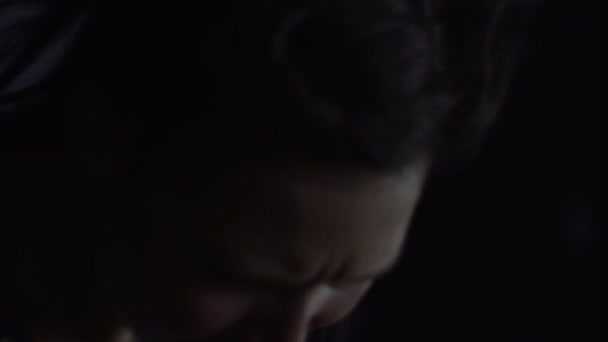 Femme faisant de la musculation au gymnase, des exercices de cordes 