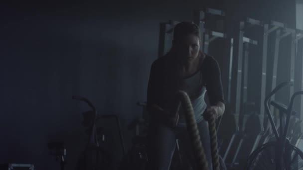 Mulher Fazendo Treinamento Cross Fit Ginásio Exercícios Cordas — Vídeo de Stock