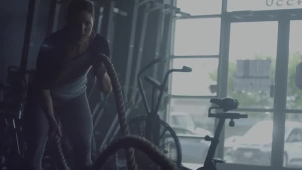 Mujer Haciendo Entrenamiento Cross Fit Gimnasio Ejercicios Cuerdas — Vídeo de stock