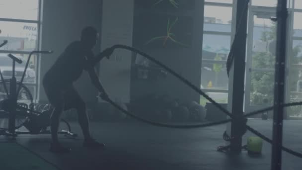 Homem Fazendo Treinamento Cross Fit Ginásio Exercícios Com Cordas — Vídeo de Stock