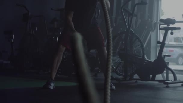 Чоловік Робить Перехресне Тренування Спортзалі Вправи Мотузками — стокове відео