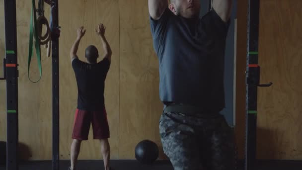 Gente Haciendo Entrenamiento Cross Fit Gimnasio — Vídeo de stock