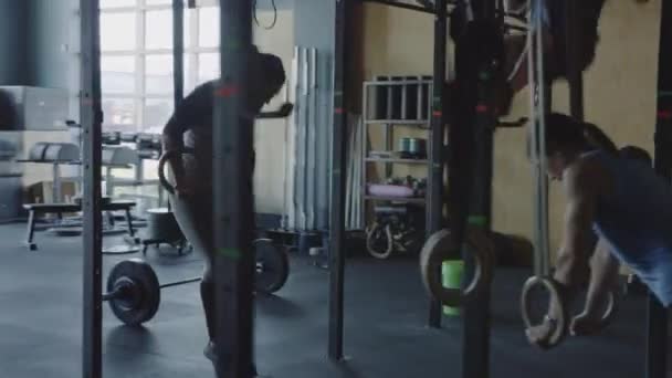 Gente Haciendo Entrenamiento Cross Fit Gimnasio — Vídeo de stock