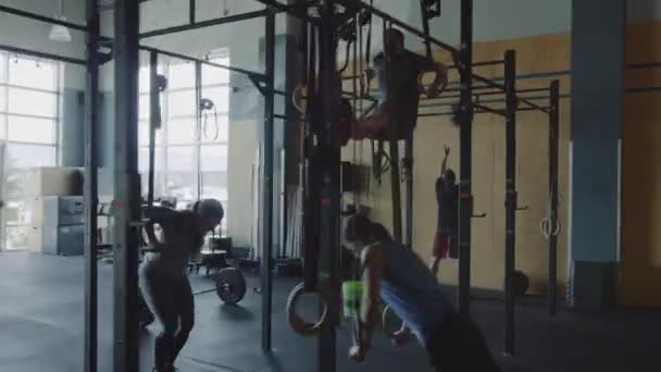 Люди Роблять Крос Підготуватися Тренувань Спортзалі — стокове відео