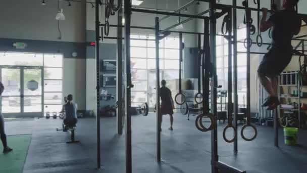 Mensen Maken Cross Fit Training Bij Gym — Stockvideo