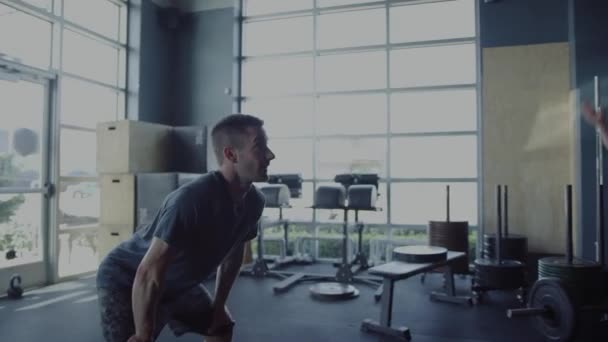 Les gens faisant de l'entraînement cross fit au gymnase  