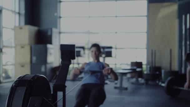 Gente Haciendo Entrenamiento Cross Fit Gimnasio — Vídeos de Stock