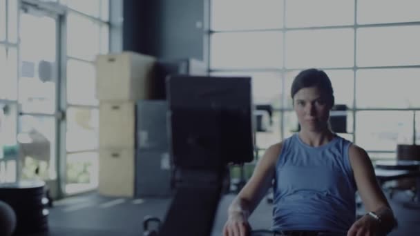 Mujer Haciendo Entrenamiento Cross Fit Gimnasio Ejercicios Remo — Vídeos de Stock