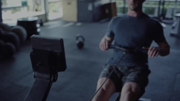 Hombre Haciendo Entrenamiento Cross Fit Gimnasio Ejercicios Remo — Vídeos de Stock