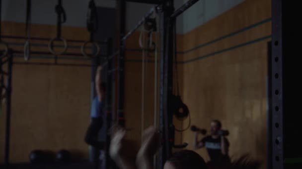 Mensen Maken Cross Fit Training Bij Gym — Stockvideo