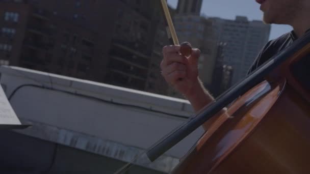 Kaukasiska Vuxen Man Spelar Cello Taket — Stockvideo