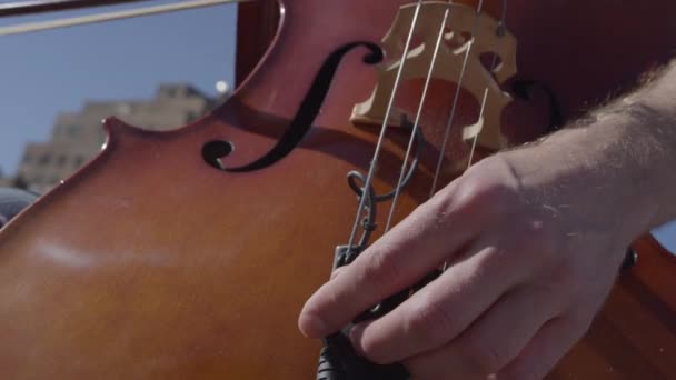 Kaukasischer Erwachsener Mann Spielt Auf Cello Auf Dem Dach — Stockvideo