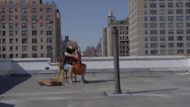 Kaukasischer Erwachsener Mann Spielt Auf Cello Auf Dem Dach — Stockvideo