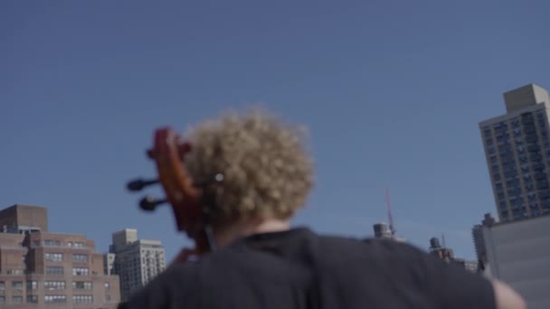 Kaukasischer Erwachsener Mann Spielt Auf Cello Auf Dem Dach — Stockvideo