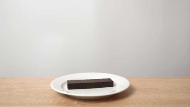Bir Çocuk Masanın Altından Çikolatalı Gofreti Alır — Stok video