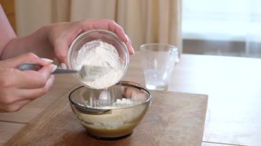 Süt, yumurta ve un ekleyerek hamuru hazırlayın. Mangırı kızartıyorum..