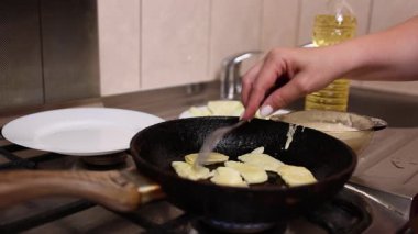 Tavada hamurda kabak kızartma. Ev yemeği, basit ve lezzetli yaz yemekleri..