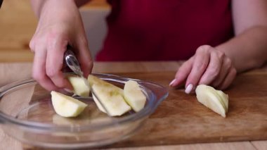Elmaları soy ve bıçakla parçalara ayır..