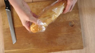 Ekmek bir bıçakla parçalara ayrılır. Bir somundan sandviç yapmak..