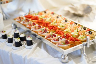 Açık büfede incirli, somonlu, zeytinli, sebzeli ve kremalı aperatifler..