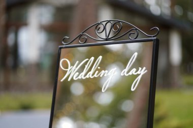 Kurumuş çiçekler, mumlar ve uzun kumaşlarla süslenmiş yeni evliler masası.