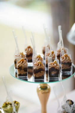 Açık fındıklı mini çikolatalı tatlılar, festival masasında..