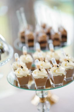 Açık büfe için kremalı ve dekoratif pipetli mini tatlılar..