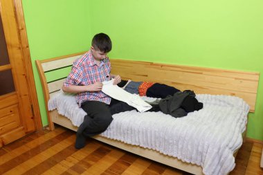 Yemek ya da atıştırmalık olarak mutfak masasında çay ve meyve parçaları olan çocuklar..