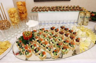 Lvivske birası, kanepeler, cipsler ve sebzelerle dolu bir ziyafet masası. Salonda.. 