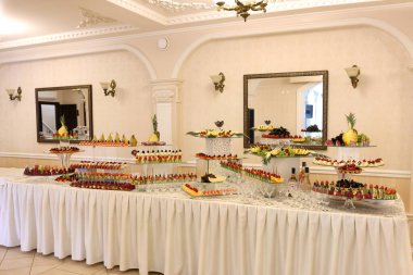 Lvivske birası, kanepesi, sebzesi ve cipsi olan açık büfe ziyafet masası, kapalı bir etkinlik için hazırlanıyor.. 