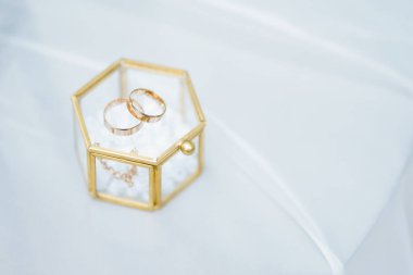 Siyah takım elbiseli damat beyaz manikürlü gelinlerin elini tutuyor.