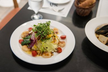 İtalyan Restoran tarak salata, ızgara sebze ile tarak shell