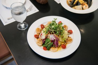 İtalyan Restoran tarak salata, ızgara sebze ile tarak shell