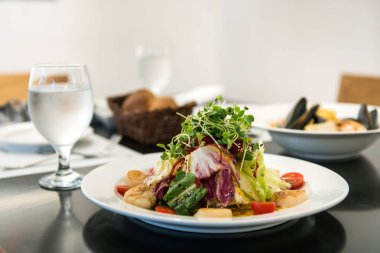 İtalyan Restoran tarak salata, ızgara sebze ile tarak shell