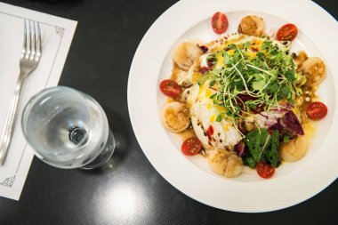 İtalyan Restoran tarak salata, ızgara sebze ile tarak shell