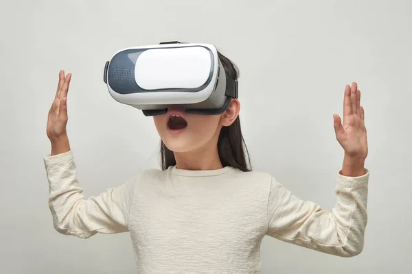 Chica Sonriente Con Gafas Realidad Virtual Imágenes de stock libres de derechos