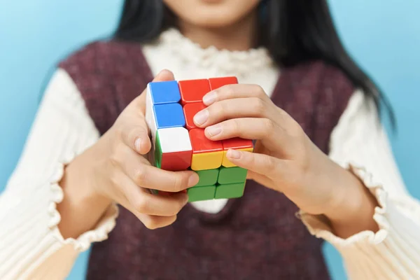 Cubo Las Manos Niño Cerca Fotos de stock