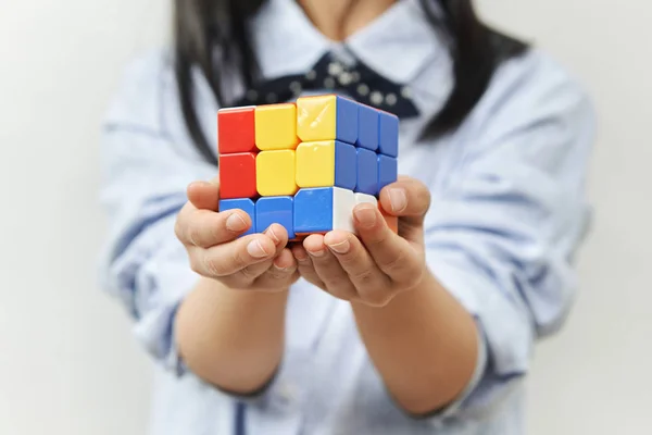 Cubo Las Manos Niño Cerca Fotos de stock libres de derechos