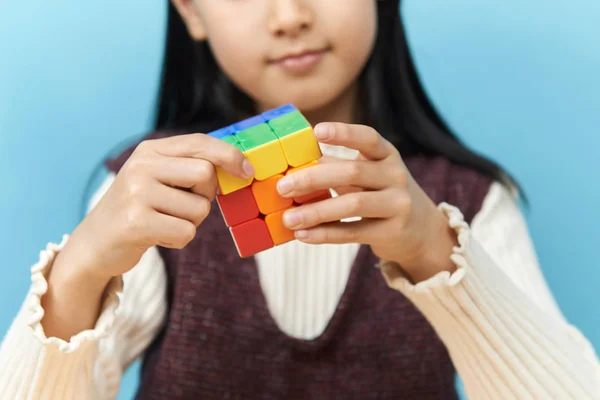 Cubo Las Manos Niño Cerca Imágenes de stock libres de derechos