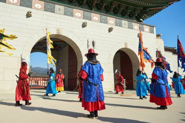 Seoul, Güney Kore - 17 Ocak 2019: 17 Ocak 2019 Gwanghwamun kapısı Gyeongbokgung Sarayı Muhafızlar geleneksel kostümler giymiş. Kore geleneksel olaylar