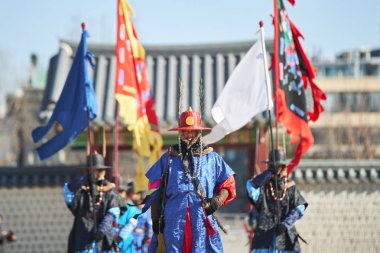 Seoul, Güney Kore - 17 Ocak 2019: 17 Ocak 2019 Gwanghwamun kapısı Gyeongbokgung Sarayı Muhafızlar geleneksel kostümler giymiş. Kore geleneksel olaylar
