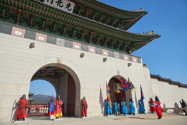 Seoul, Güney Kore - 17 Ocak 2019: 17 Ocak 2019 Gwanghwamun kapısı Gyeongbokgung Sarayı Muhafızlar geleneksel kostümler giymiş. Kore geleneksel olaylar