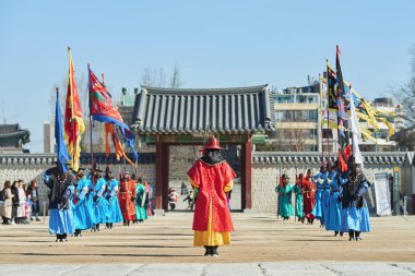 Seoul, Güney Kore - 17 Ocak 2019: 17 Ocak 2019 Gwanghwamun kapısı Gyeongbokgung Sarayı Muhafızlar geleneksel kostümler giymiş. Kore geleneksel olaylar