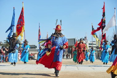 Seoul, Güney Kore - 17 Ocak 2019: 17 Ocak 2019 Gwanghwamun kapısı Gyeongbokgung Sarayı Muhafızlar geleneksel kostümler giymiş. Kore geleneksel olaylar