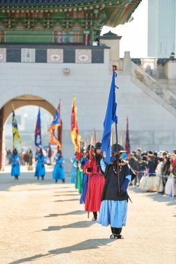 Seoul, Güney Kore - 17 Ocak 2019: 17 Ocak 2019 Gwanghwamun kapısı Gyeongbokgung Sarayı Muhafızlar geleneksel kostümler giymiş. Kore geleneksel olaylar