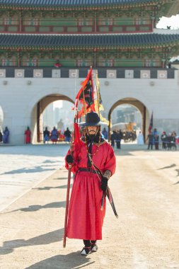 Seoul, Güney Kore - 17 Ocak 2019: 17 Ocak 2019 Gwanghwamun kapısı Gyeongbokgung Sarayı Muhafızlar geleneksel kostümler giymiş. Kore geleneksel olaylar